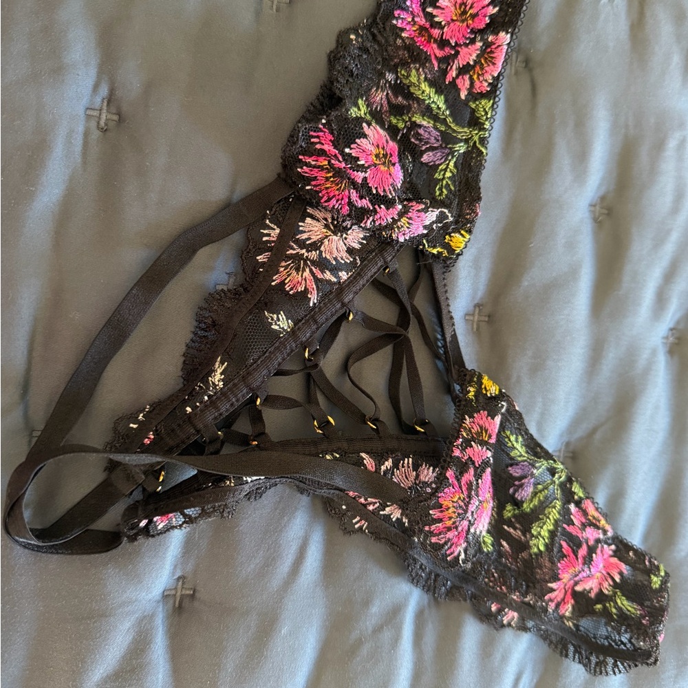 Victoria's Secret crotchless, sexy vintage Black Floral Lace-Up Panties - Picture 3 of 6